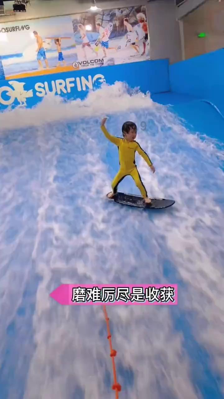 “C罗敬酒”上热搜榜！C罗举杯了！不过杯子里可能是其他饮品
